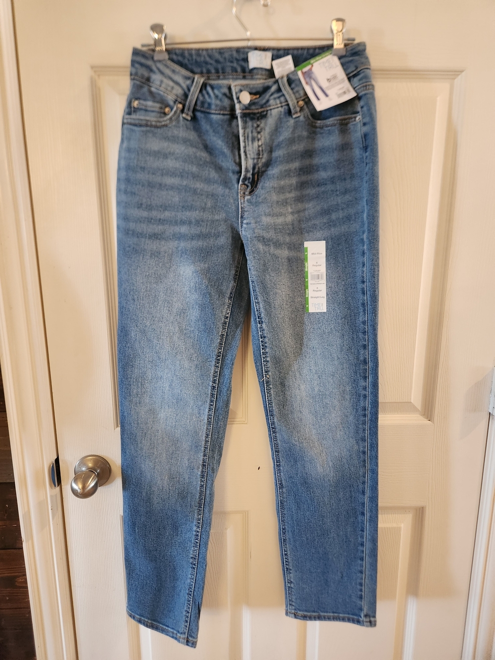 Time and Tru Women’s Blue Straight Leg Jeans - Mid Rise